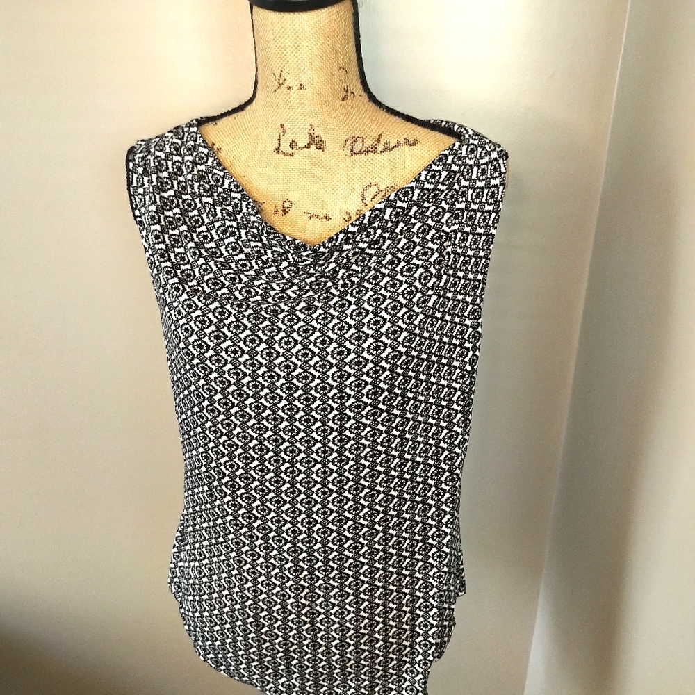 5/$25 Ann Taylor Black and White Sleeveless Blouse